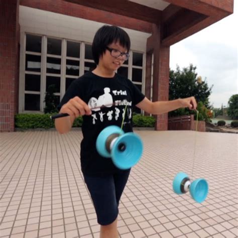 Chinese yoyo tricks - Juggle a Lot