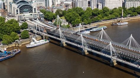 Hungerford Bridge ist eine bekannte Brücke in London