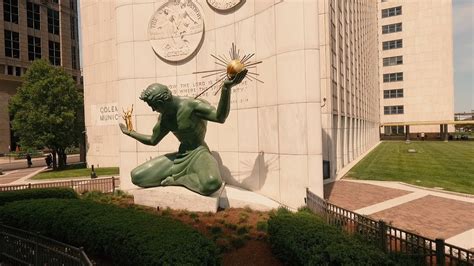 History of the "Spirit of Detroit" Statue - YouTube