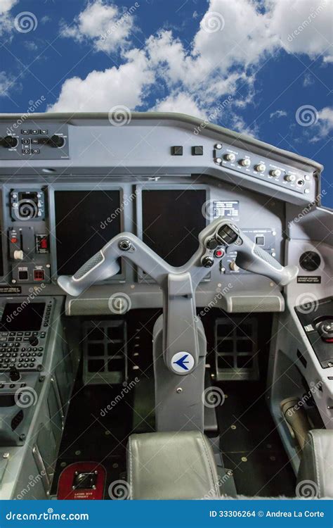 Cockpit Of Embraer 175 Editorial Stock Image - Image: 33306264