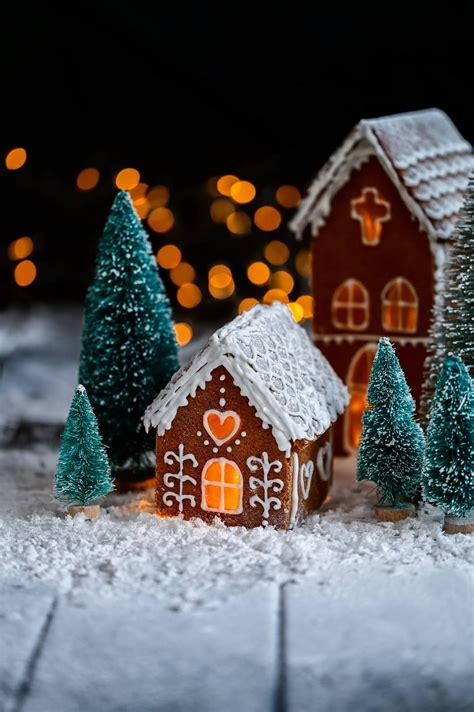 Simple Christmas Gingerbread Houses