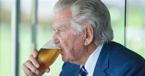 SCG crowd roars as Bob Hawke downs a beer at the Ashes Test | Starts at 60