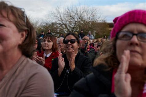 Elizabeth Warren’s Native American Ancestry Draws a Shrug From These Voters - The New York Times