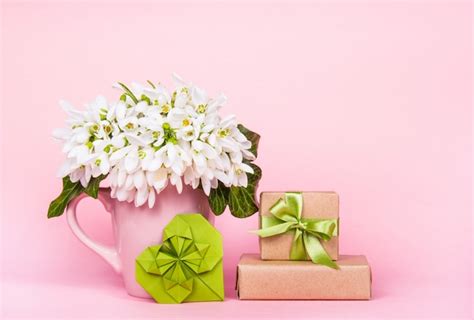 Premium Photo | Bouquet of white flowers and gift box