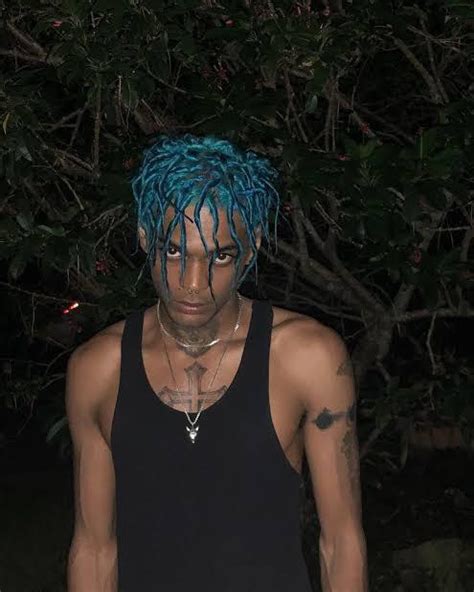 Rare pic or x when he first dyed his hair blue : r/XXXTENTACION