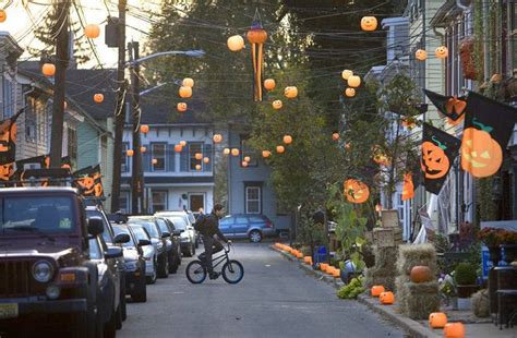 Halloween on Thompson Street in Bordentown | Halloween street ...