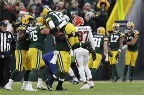 Rodgers Sets Team Record as Packers Hold Off Browns 24-22 - Bloomberg