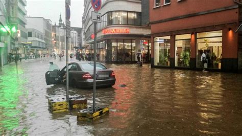 Heftiges Unwetter in NRW: „In Wuppertal steht die komplette Stadt unter Wasser“ - WELT