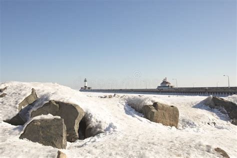 Phares Sur Le Bord De Mer Gelé Du Lac Supérieur, Duluth, Minnesot Image stock - Image du hiver ...