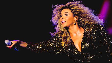 Beyonce - Irreplaceable live at Glastonbury - YouTube