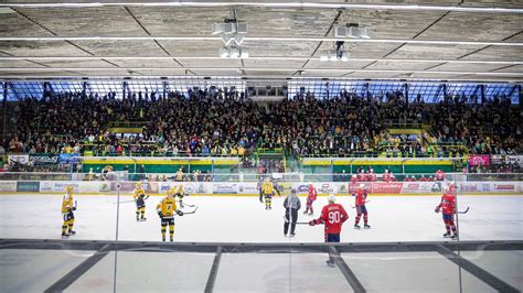 Vsetín Hockey Team Forgets Player at Gas Station, Still Wins Match 2-0 ...