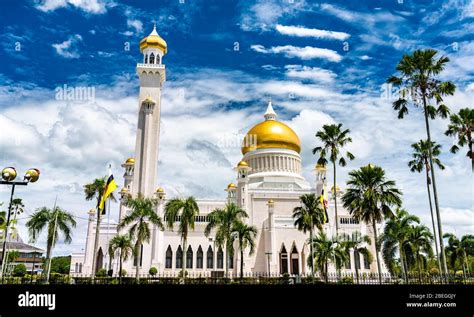 Omar Ali Saifuddien Mosque in Bandar Seri Begawan, Brunei Stock Photo - Alamy