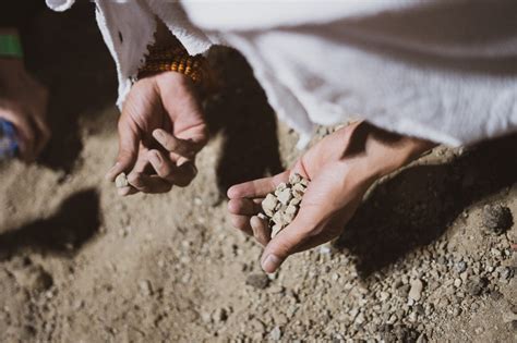 From Arafat to Mina: Hajj Pilgrims Collect Jamarat Stones, Find ...