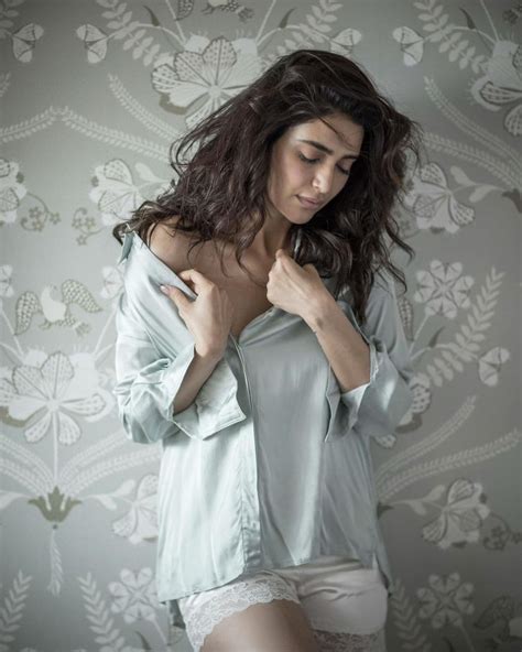 Karishma Tanna Shares Seductive Photos on Instagram, Take A Look At Them - News18