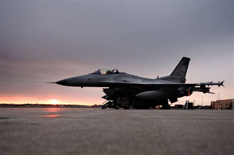 F-16 landing gear collapses after overshooting runway in Sioux Fall ...