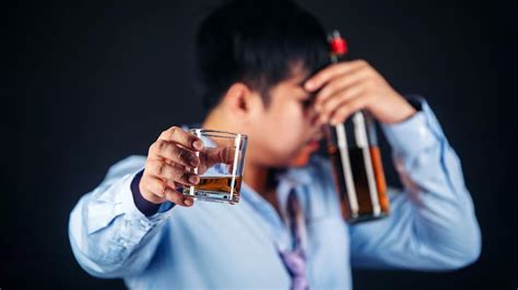 Alcohol Withdrawal Syndrome: Symptoms & How To Cope With It | OnlyMyHealth