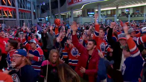 Oilers first-round win sends Edmonton fans into frenzy | CBC News