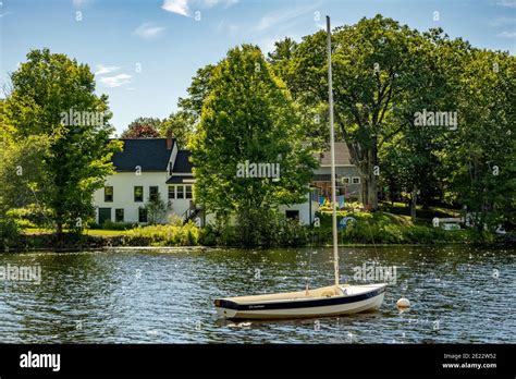 Harrisville pond hi-res stock photography and images - Alamy