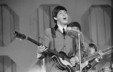 Hundreds contact global search for Paul McCartney's missing 1961 Höfner guitar