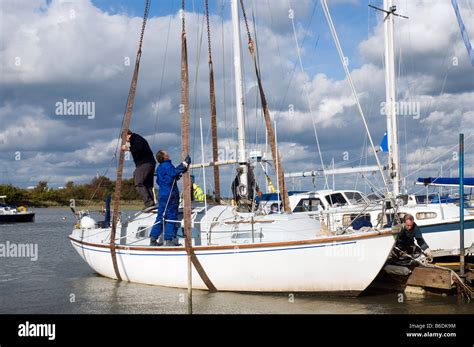 Lifting boats out of the water for the winter at ashlett sailing club Stock Photo - Alamy