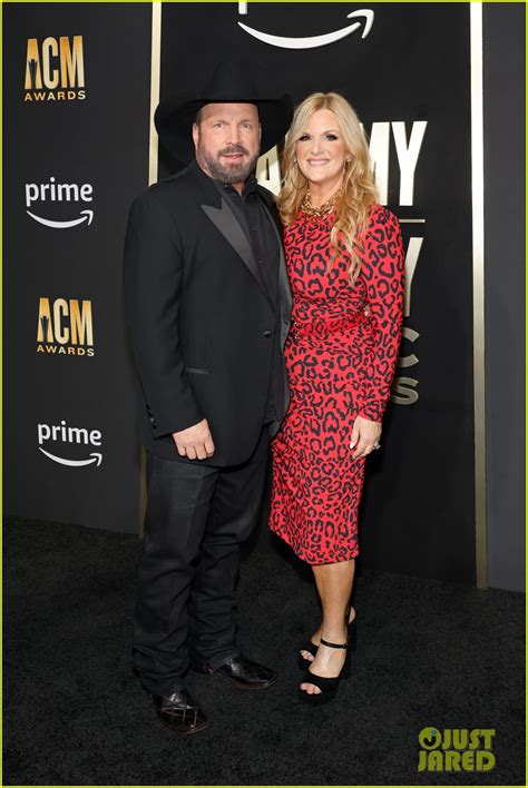 Hosts Dolly Parton & Garth Brooks Walk ACM Awards 2023 Red Carpet with ...