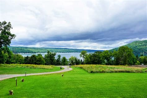 Best Keuka Lake Wineries for Dry Wines