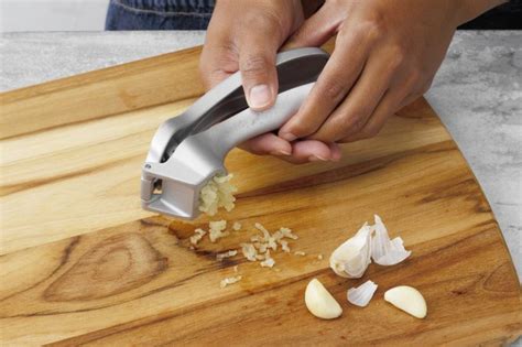 How to Mince Garlic with a Knife, Garlic Press, Grater or Food Processor