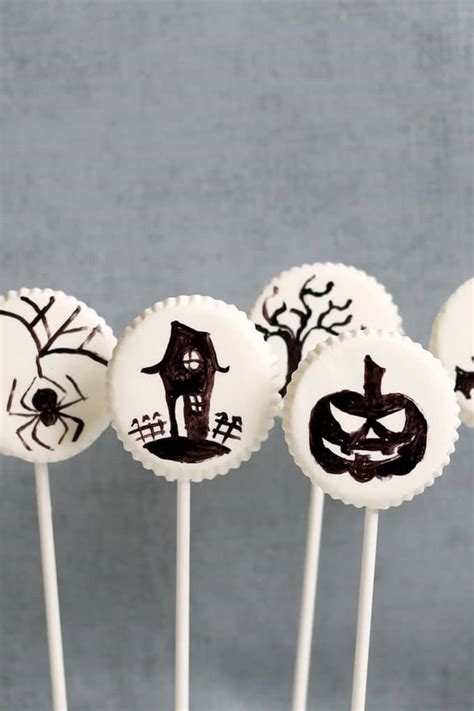 HALLOWEEN LOLLIPOPS: Painted chocolate lollipops Halloween favors