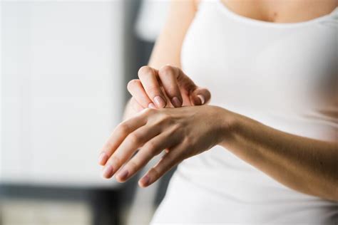 Itching hand, foot, fingers, toes: how do I get relief? | Ducray