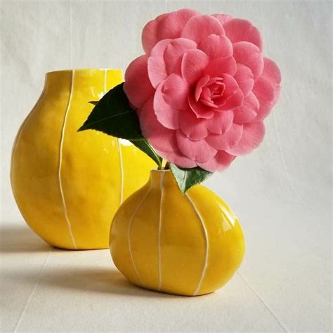 Pin by Γκελυ Ζ on Εργασίες που θέλω να κάνω | Ceramics ideas pottery, Flower vases, Ceramic flowers