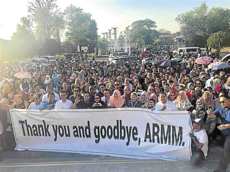 Employees bid goodbye to ARMM in flag rites | Inquirer News