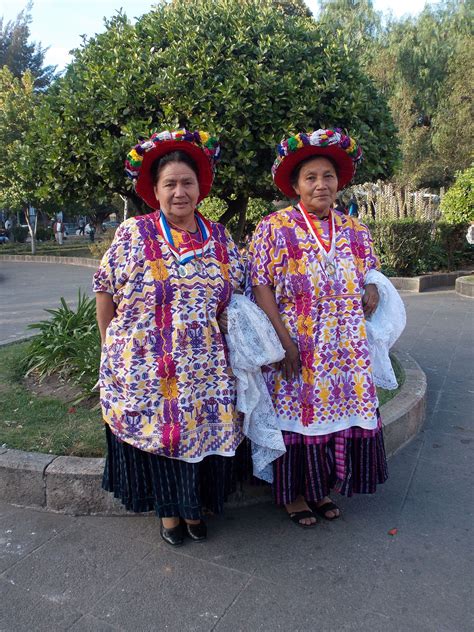 Dos hermosas señora portando el Bellisimo traje tipico de Quetzaltenango. Guatemala | Trajes ...