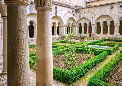 Il Cortile Pacifico Di Un Monastero Francese Medievale Immagine Stock Editoriale - Immagine di ...