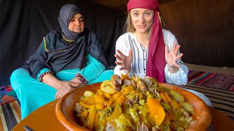 Eating with NOMADS in the SAHARA DESERT 🇲🇦 Medfouna (Berber Pizza) in ...