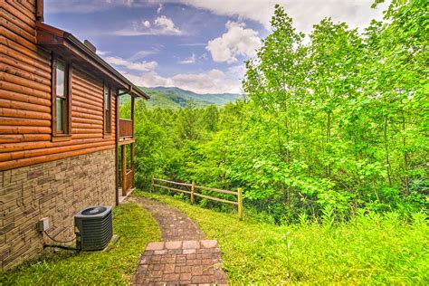 New! Spacious Gatlinburg Cabin: Hot Tub & Theater! in Gatlinburg w/ 4 ...