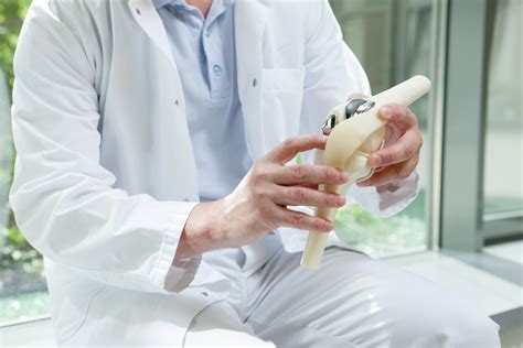 Knee Replacement Surgery: Cost and How Can SMM Help? | Bowtie