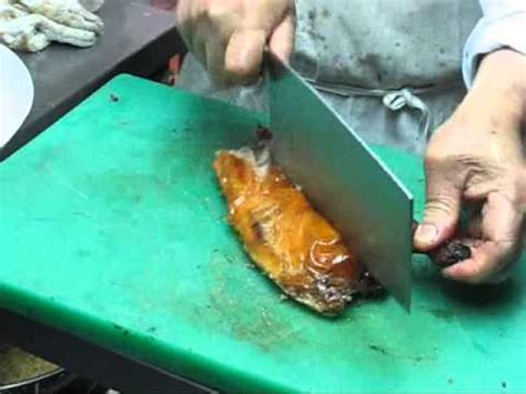 Chopping up roasted duck-斬燒鸭 - YouTube