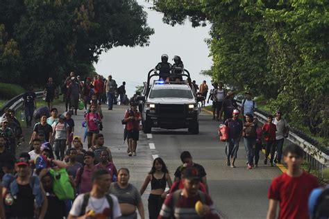 Migrants Split on Whether to Keep Walking Through Mexico - Latino Rebels