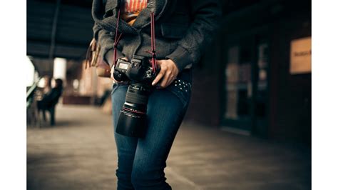 Photographer Girl With Camera | Garasi Blog