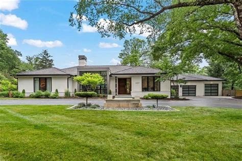 Patrick Mahomes Looks To Pass One of His Kansas City Homes to a New ...