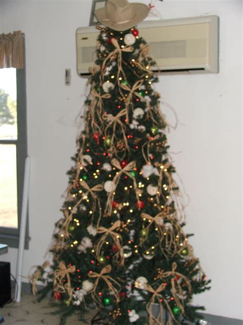 COWBOY CHRISTMAS TREE - Christmas Tree decorated with raffia bows and ...