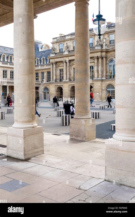 Les Deux Plateaux, Colonnes de Buren an controversial art installation ...