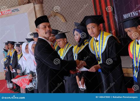 Headmaster Giving Certificate To Student Graduation Ceremony Editorial Image - Image of group ...