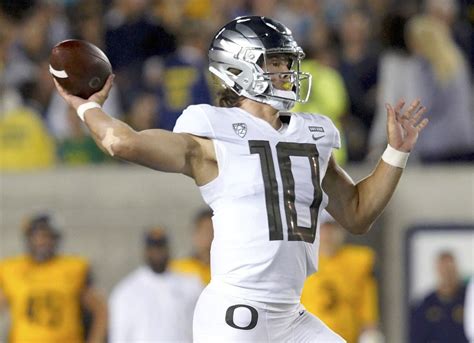 Justin Herbert moves into top 10 on Oregon Ducks all-time passing list ...