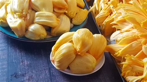 How to Cut the Jackfruit | Easiest Way To Cut The Jackfruit at Home - Aaichi Savali