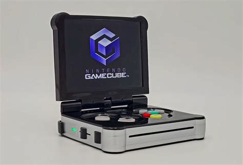 Gamer Builds a Real-Life Portable Nintendo GameCube Advance - The Flighter