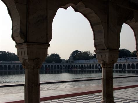 File:The Sarovar at Gurudwara Bangla Sahib, Delhi.jpg - SikhiWiki, free ...