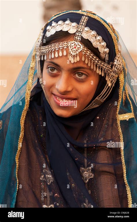 Oman traditional dress hi-res stock photography and images - Alamy