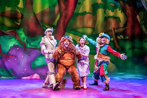 Blogging Beautifully: The Wizard of Oz Panto at The New Theatre *Review*