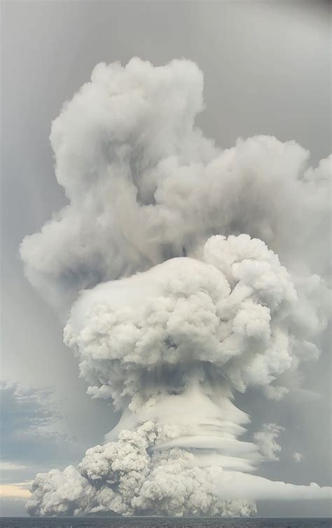 Hunga Tonga-Hunga Ha'apai Volcano (Tonga): Major Eruption Sent ash up ...